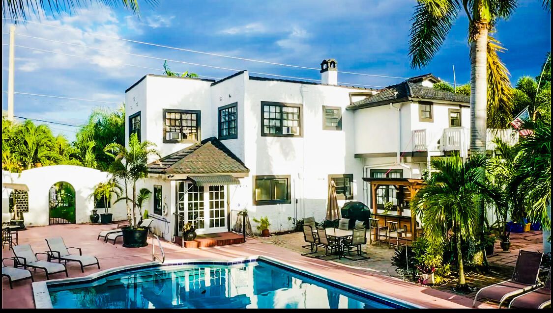 For Sale: $1,499,000 (3 beds, 2 baths, 4104 Square Feet)