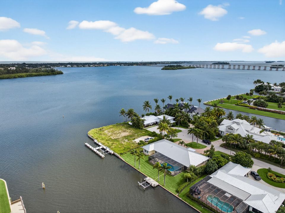 For Sale: $1,995,000 (3 beds, 2 baths, 2658 Square Feet)