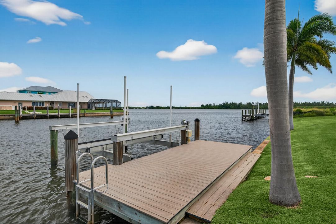 For Sale: $1,995,000 (3 beds, 2 baths, 2658 Square Feet)