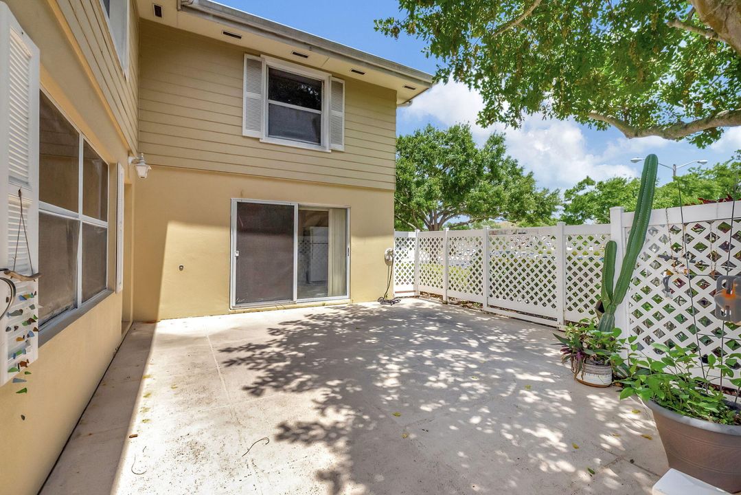 待售: $260,000 (2 贝兹, 2 浴室, 1374 平方英尺)