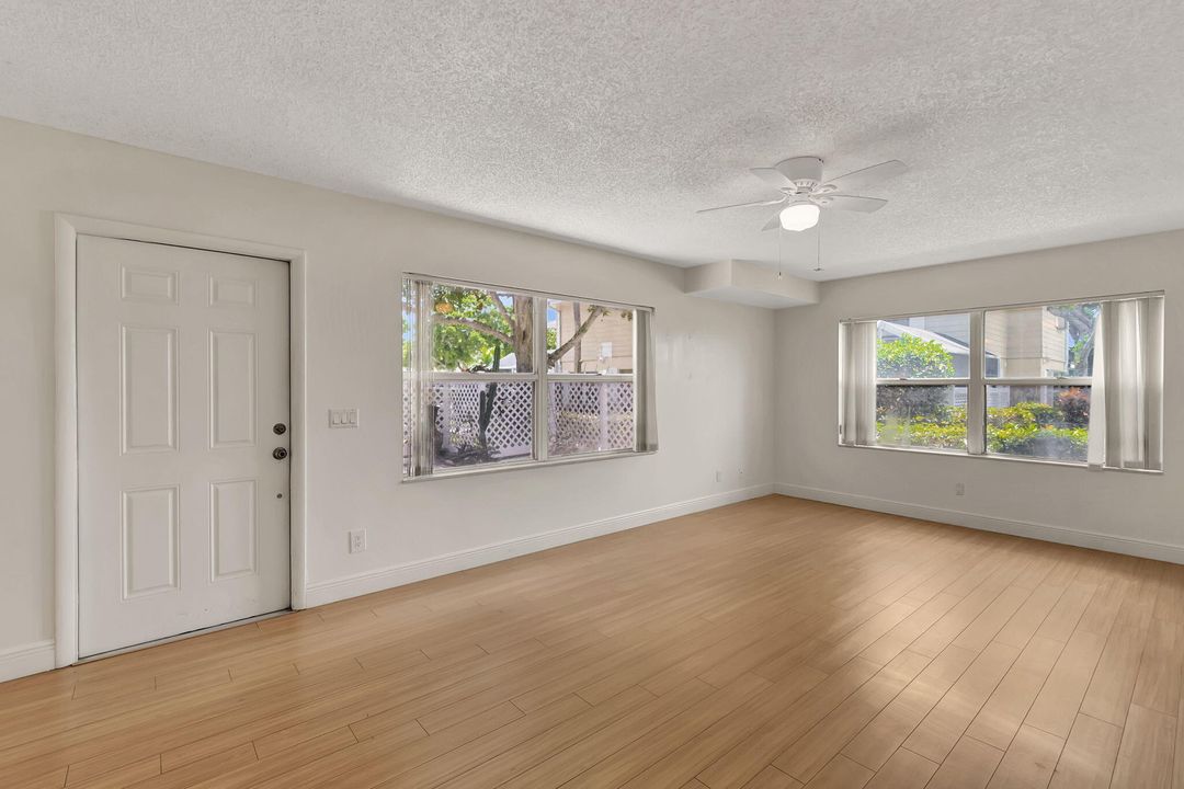 待售: $260,000 (2 贝兹, 2 浴室, 1374 平方英尺)