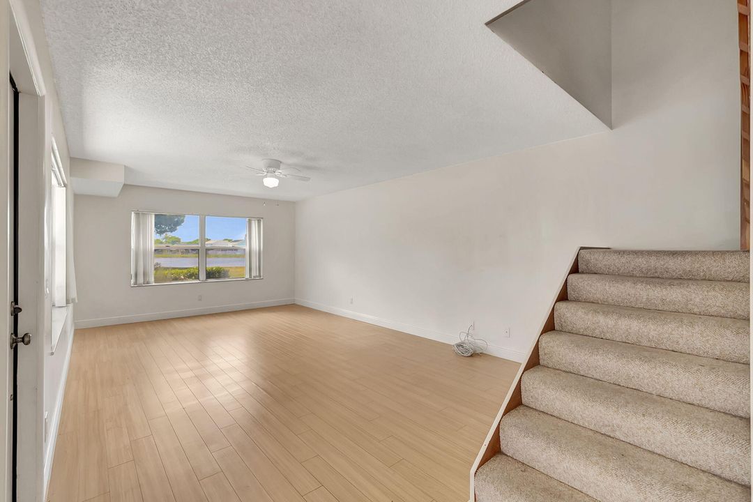 待售: $260,000 (2 贝兹, 2 浴室, 1374 平方英尺)