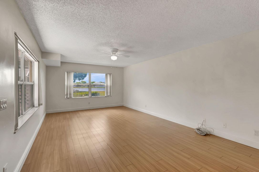 待售: $260,000 (2 贝兹, 2 浴室, 1374 平方英尺)