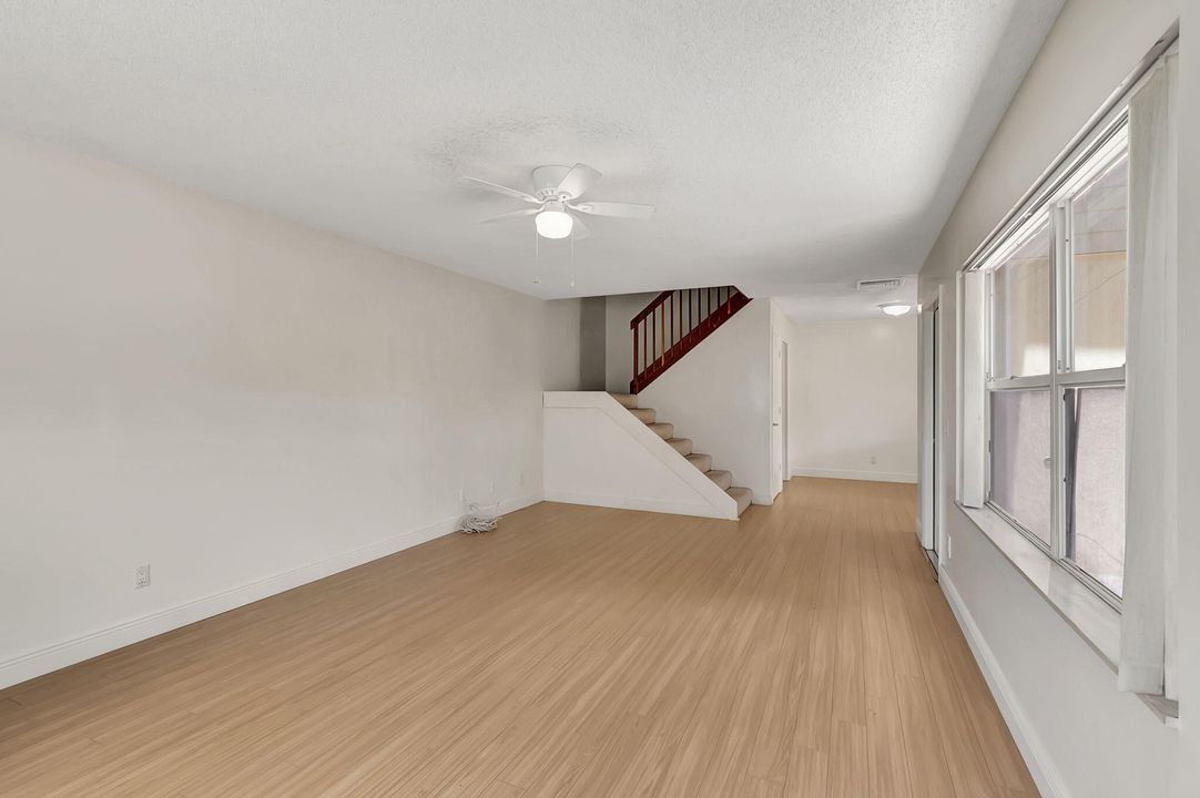 待售: $260,000 (2 贝兹, 2 浴室, 1374 平方英尺)