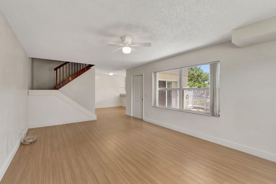 待售: $260,000 (2 贝兹, 2 浴室, 1374 平方英尺)