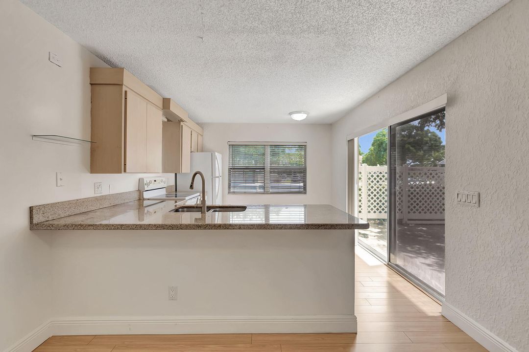 待售: $260,000 (2 贝兹, 2 浴室, 1374 平方英尺)