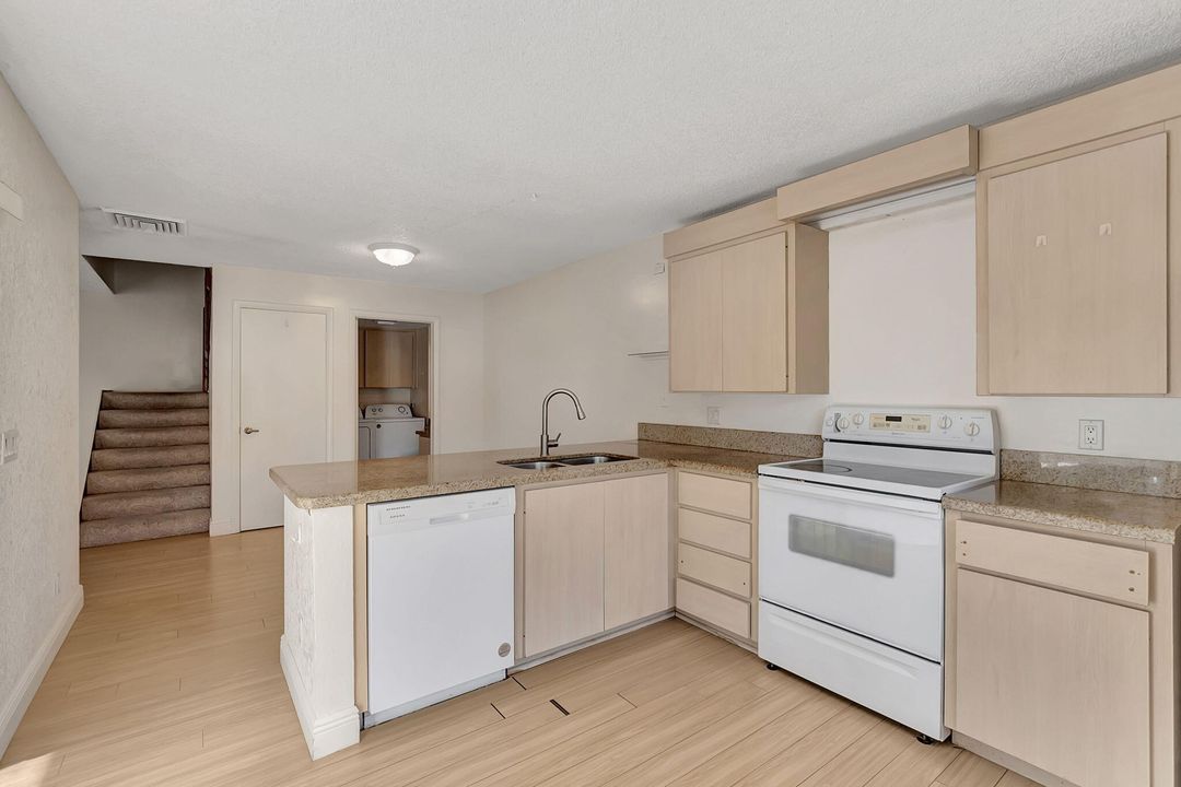 待售: $260,000 (2 贝兹, 2 浴室, 1374 平方英尺)