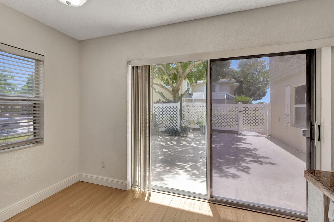 待售: $260,000 (2 贝兹, 2 浴室, 1374 平方英尺)