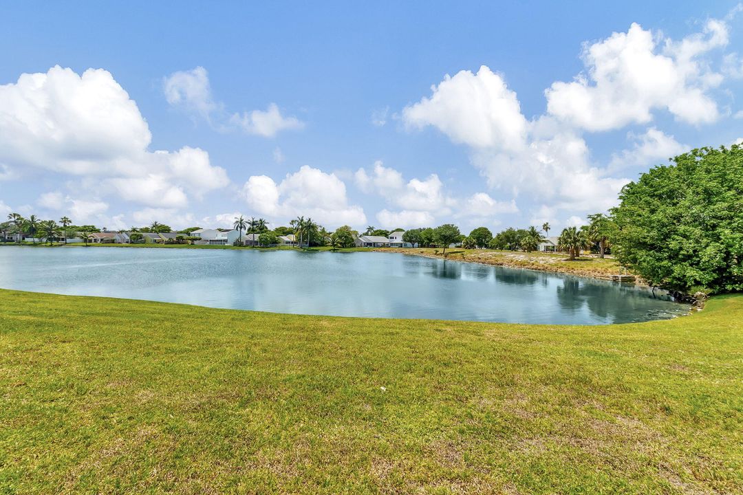 待售: $260,000 (2 贝兹, 2 浴室, 1374 平方英尺)