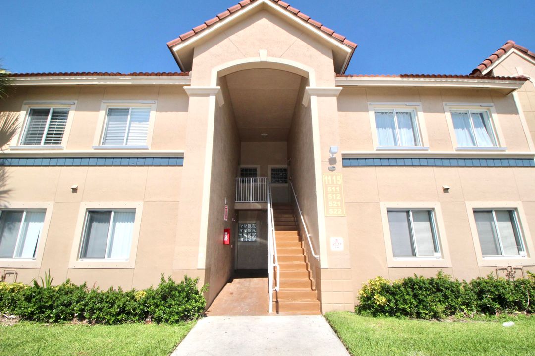 合同活跃: $1,895 (3 贝兹, 2 浴室, 999 平方英尺)