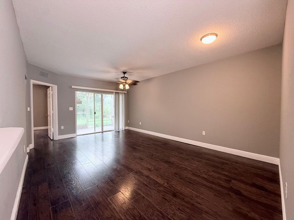 合同活跃: $1,895 (3 贝兹, 2 浴室, 999 平方英尺)