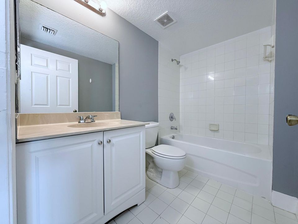 合同活跃: $1,895 (3 贝兹, 2 浴室, 999 平方英尺)