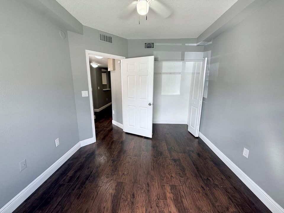 合同活跃: $1,895 (3 贝兹, 2 浴室, 999 平方英尺)