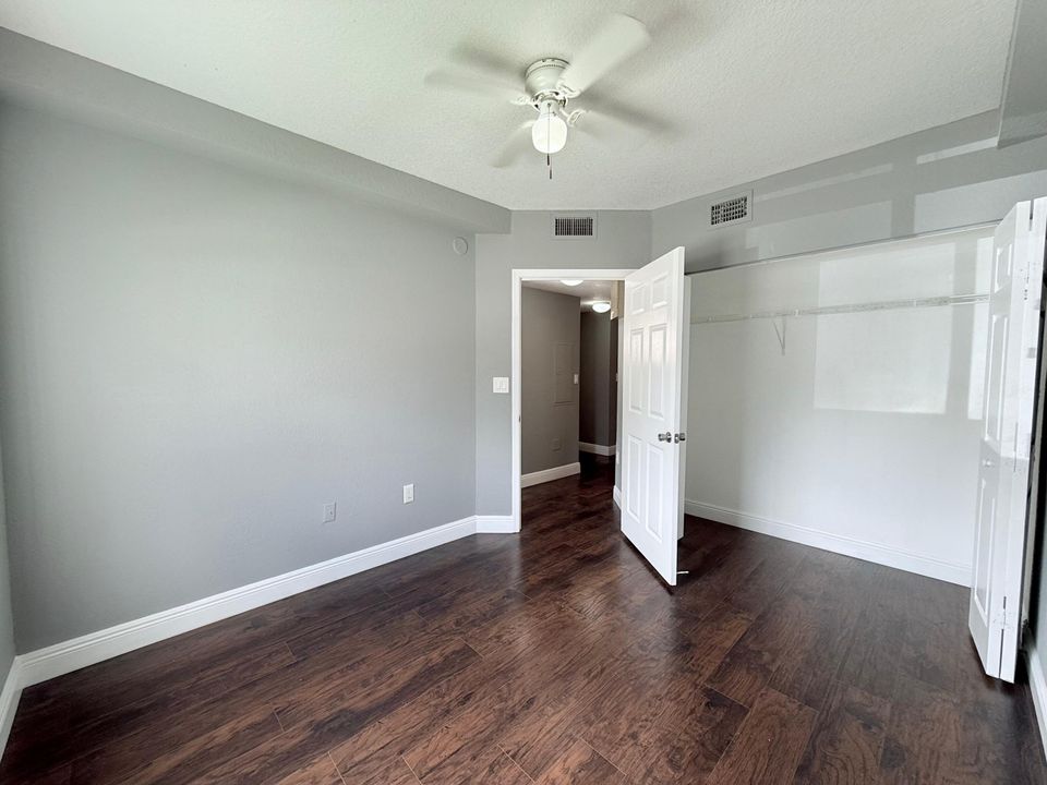 合同活跃: $1,895 (3 贝兹, 2 浴室, 999 平方英尺)