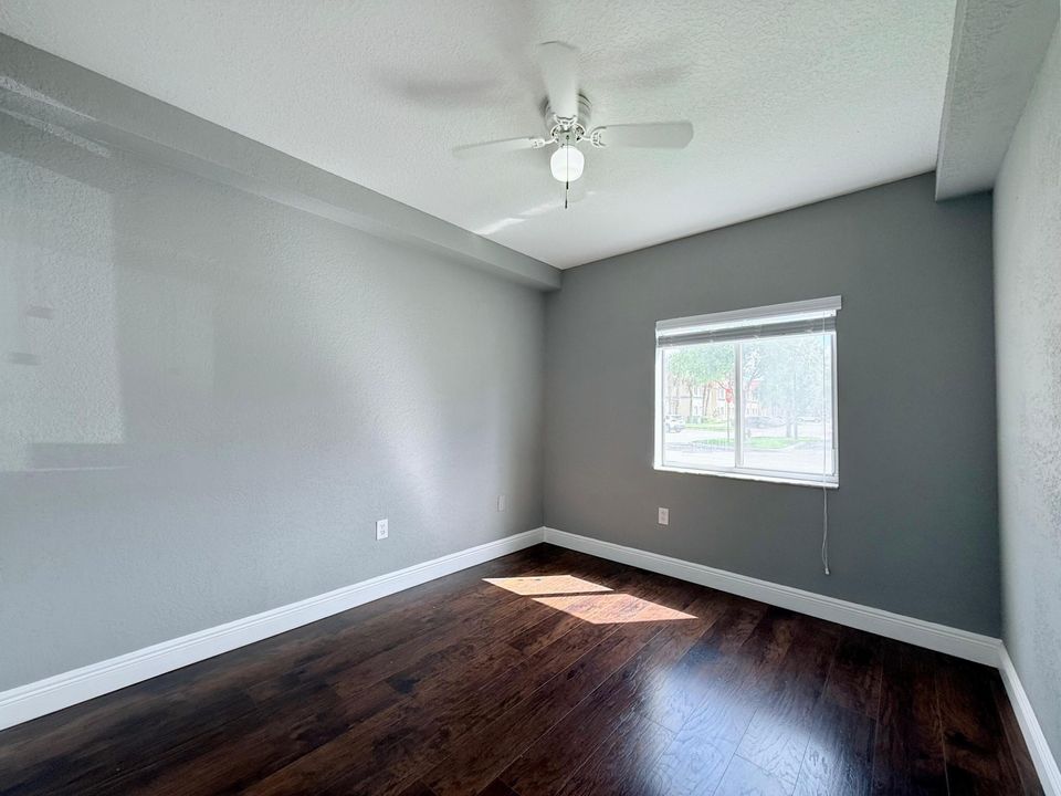 合同活跃: $1,895 (3 贝兹, 2 浴室, 999 平方英尺)