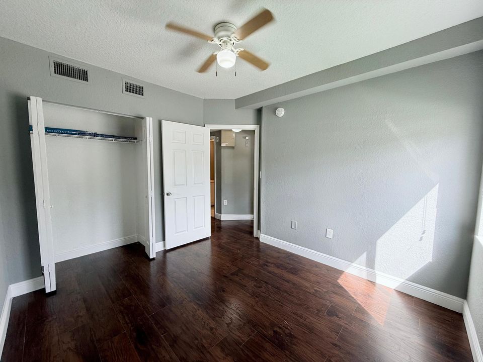 合同活跃: $1,895 (3 贝兹, 2 浴室, 999 平方英尺)