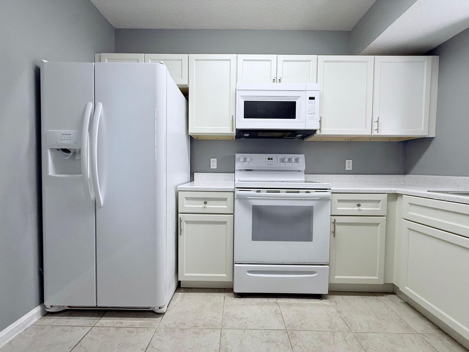 合同活跃: $1,895 (3 贝兹, 2 浴室, 999 平方英尺)