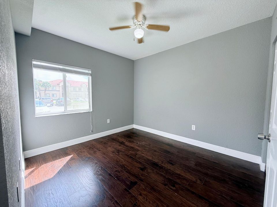 合同活跃: $1,895 (3 贝兹, 2 浴室, 999 平方英尺)