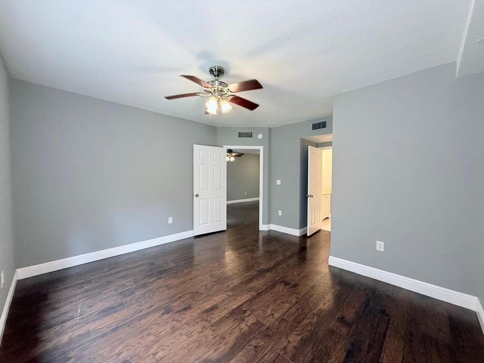 合同活跃: $1,895 (3 贝兹, 2 浴室, 999 平方英尺)