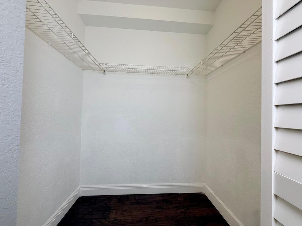 合同活跃: $1,895 (3 贝兹, 2 浴室, 999 平方英尺)