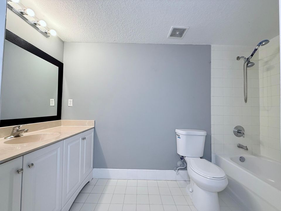 合同活跃: $1,895 (3 贝兹, 2 浴室, 999 平方英尺)