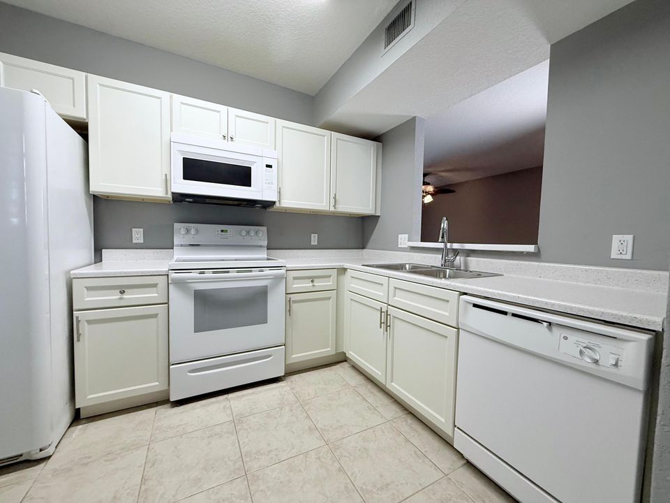 合同活跃: $1,895 (3 贝兹, 2 浴室, 999 平方英尺)