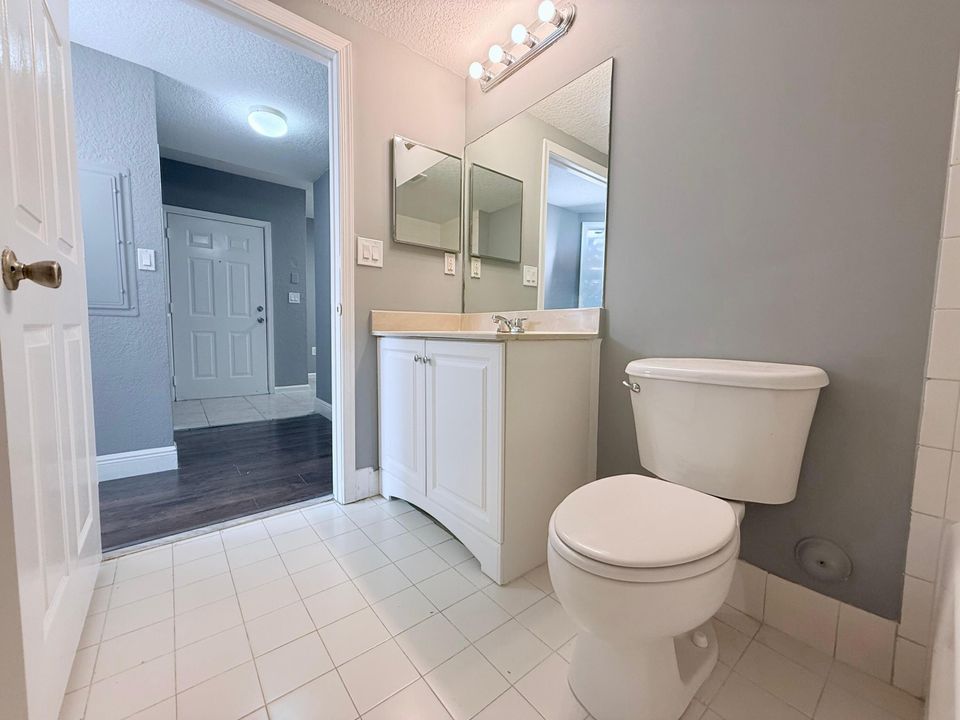 合同活跃: $1,895 (3 贝兹, 2 浴室, 999 平方英尺)