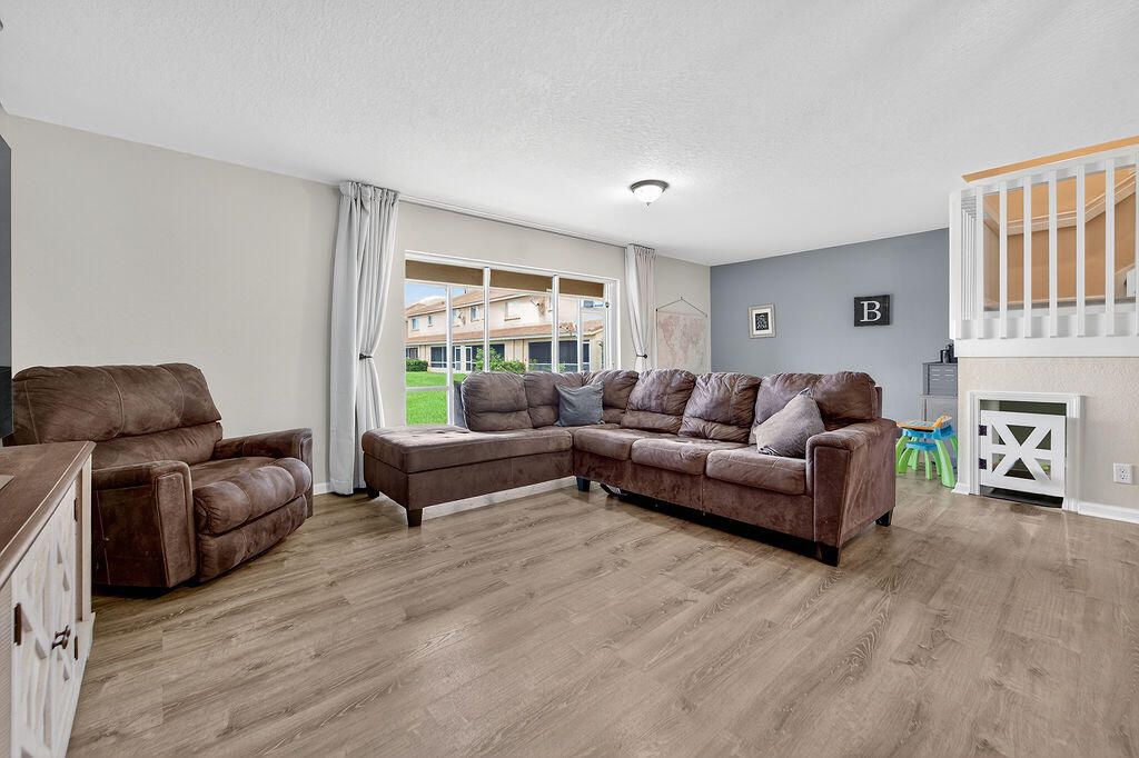 Active With Contract: $389,000 (3 beds, 2 baths, 1560 Square Feet)