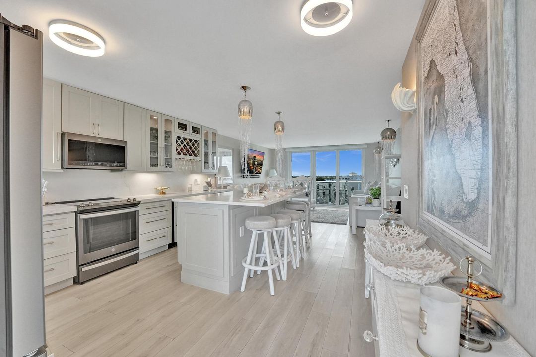 Под контрактом: $525,000 (2 спален, 2 ванн, 950 Квадратных фут)