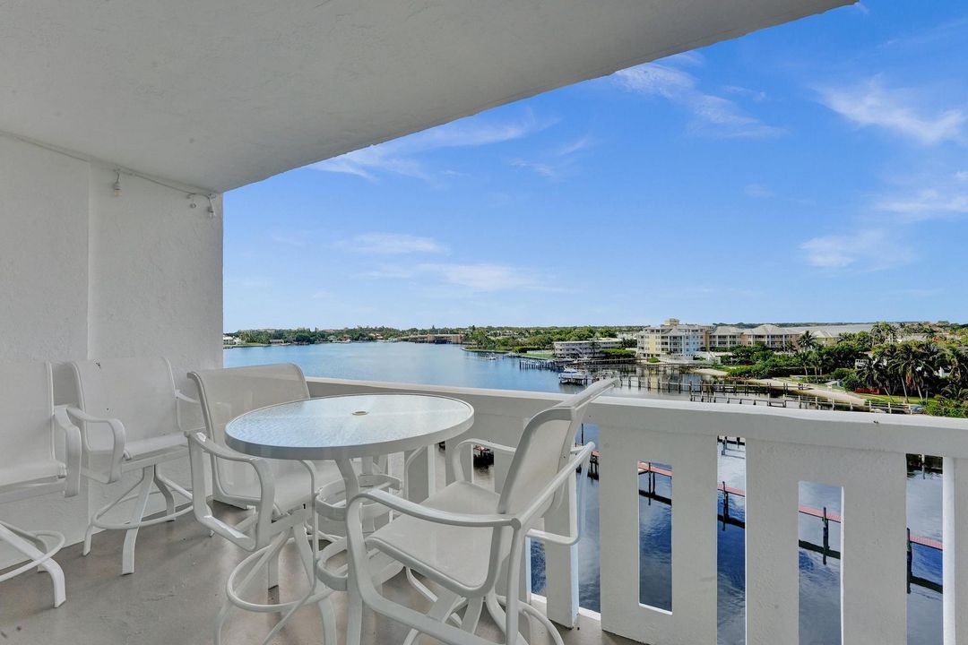 Под контрактом: $525,000 (2 спален, 2 ванн, 950 Квадратных фут)