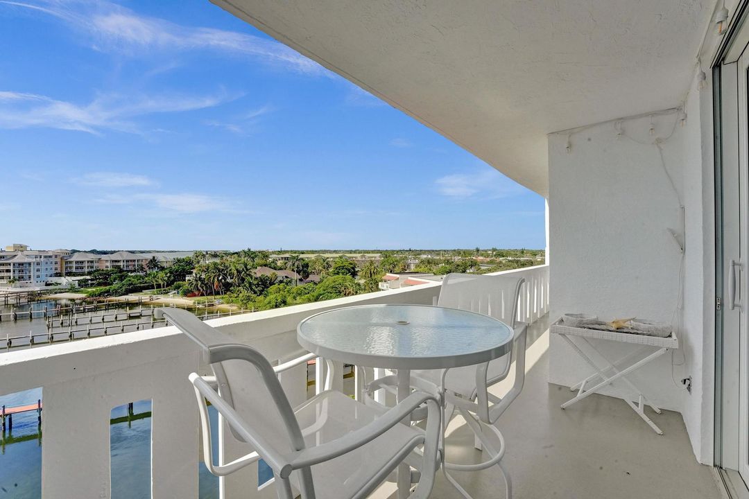 Под контрактом: $525,000 (2 спален, 2 ванн, 950 Квадратных фут)