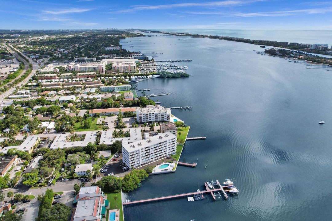 Под контрактом: $525,000 (2 спален, 2 ванн, 950 Квадратных фут)