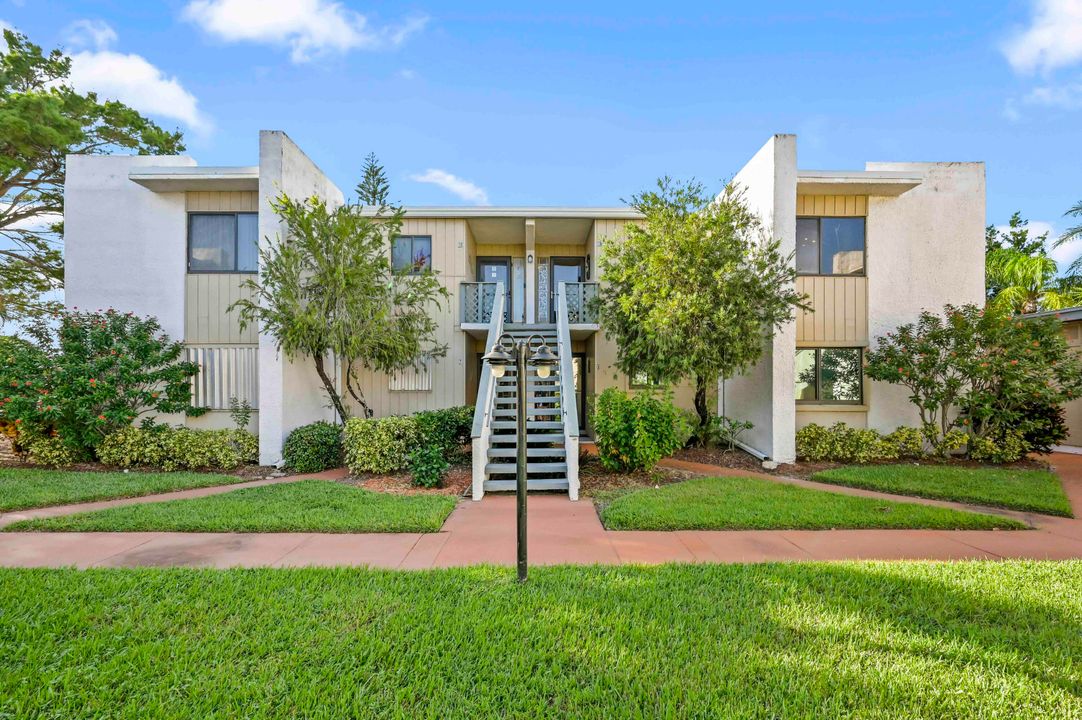 На продажу: $114,900 (2 спален, 2 ванн, 1272 Квадратных фут)