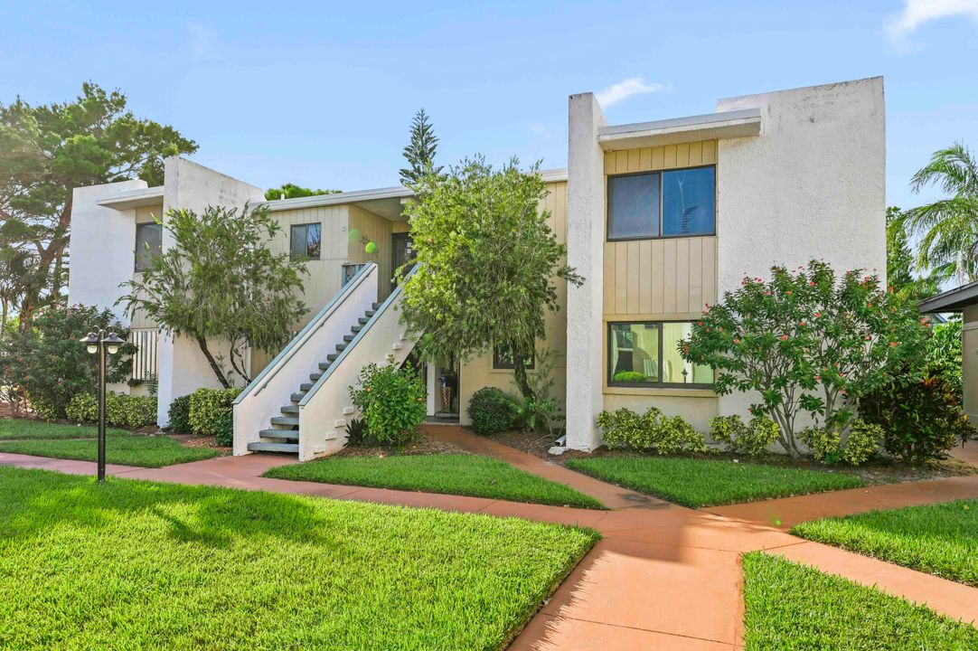 На продажу: $114,900 (2 спален, 2 ванн, 1272 Квадратных фут)