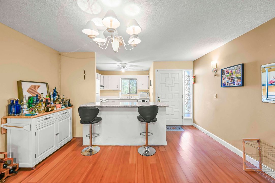 На продажу: $114,900 (2 спален, 2 ванн, 1272 Квадратных фут)