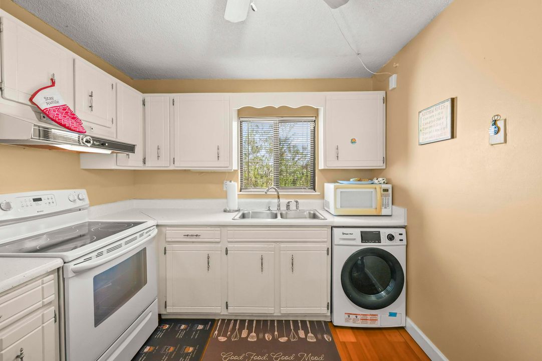 На продажу: $114,900 (2 спален, 2 ванн, 1272 Квадратных фут)