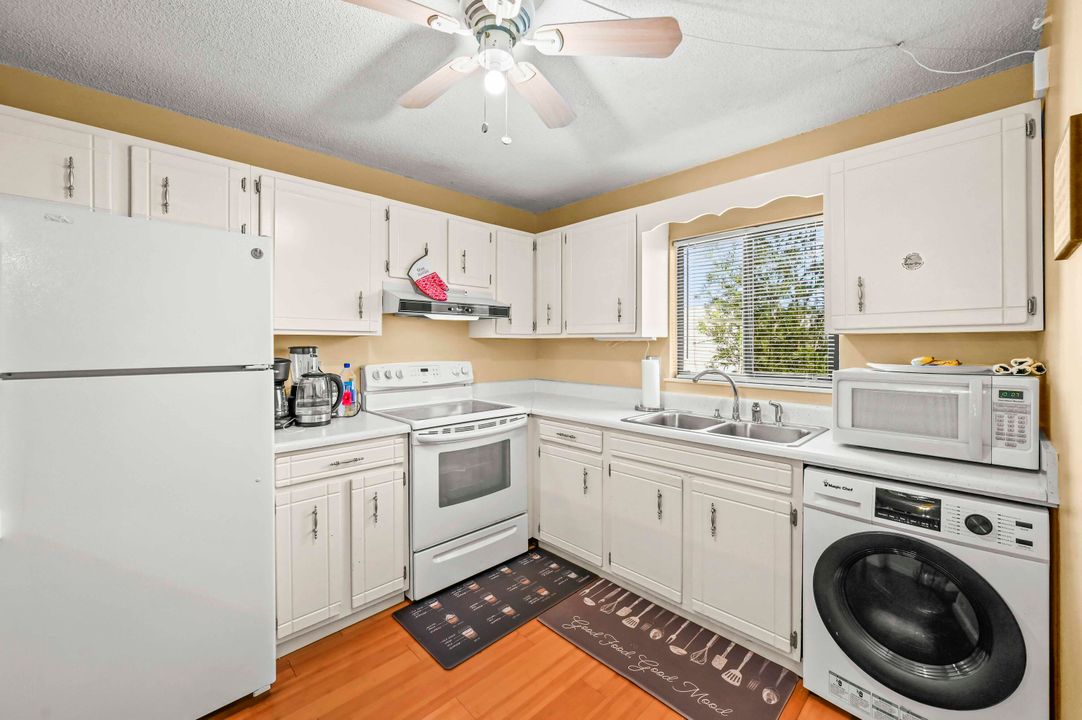 На продажу: $114,900 (2 спален, 2 ванн, 1272 Квадратных фут)