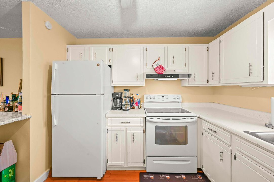 На продажу: $114,900 (2 спален, 2 ванн, 1272 Квадратных фут)