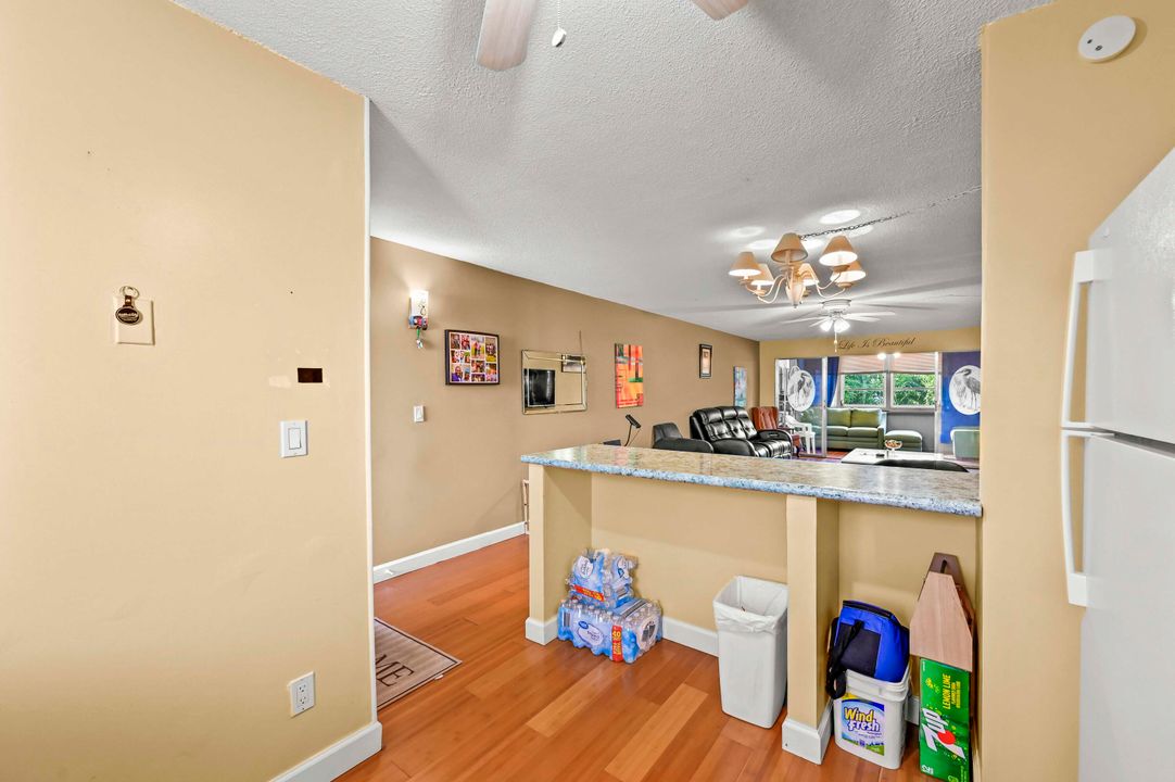 На продажу: $114,900 (2 спален, 2 ванн, 1272 Квадратных фут)