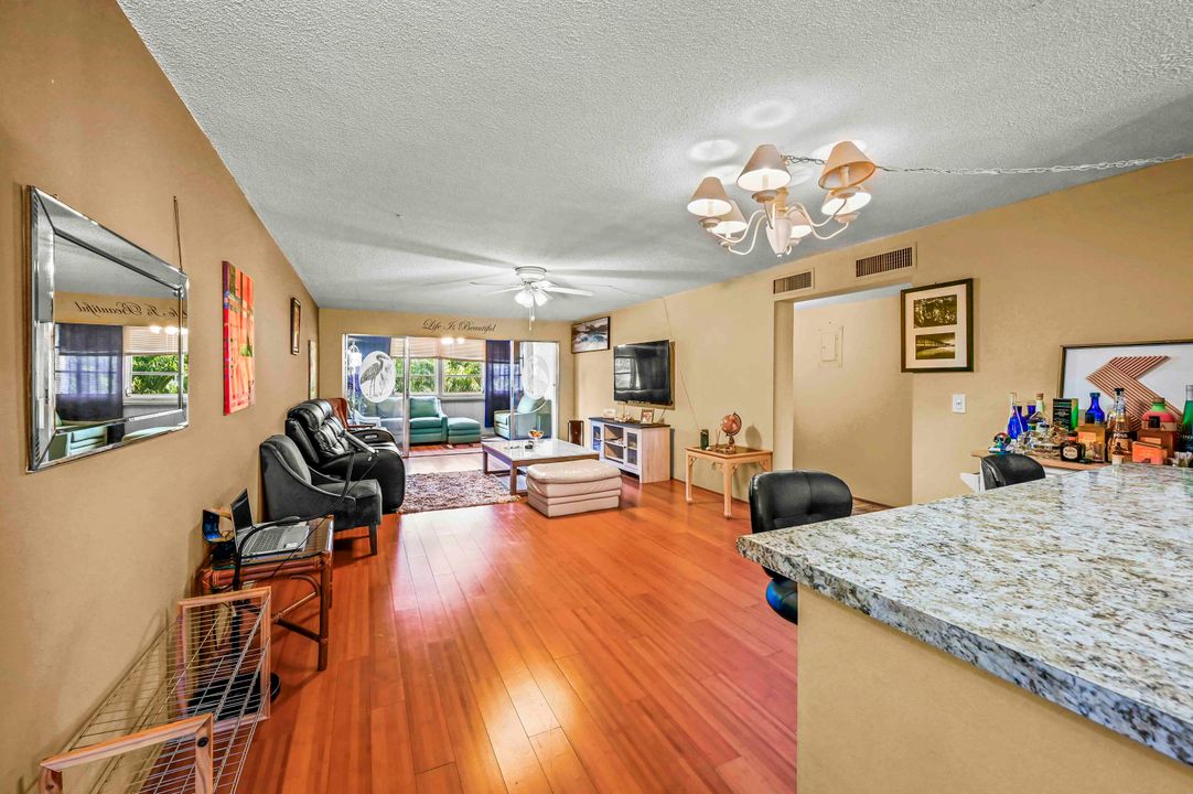 На продажу: $114,900 (2 спален, 2 ванн, 1272 Квадратных фут)