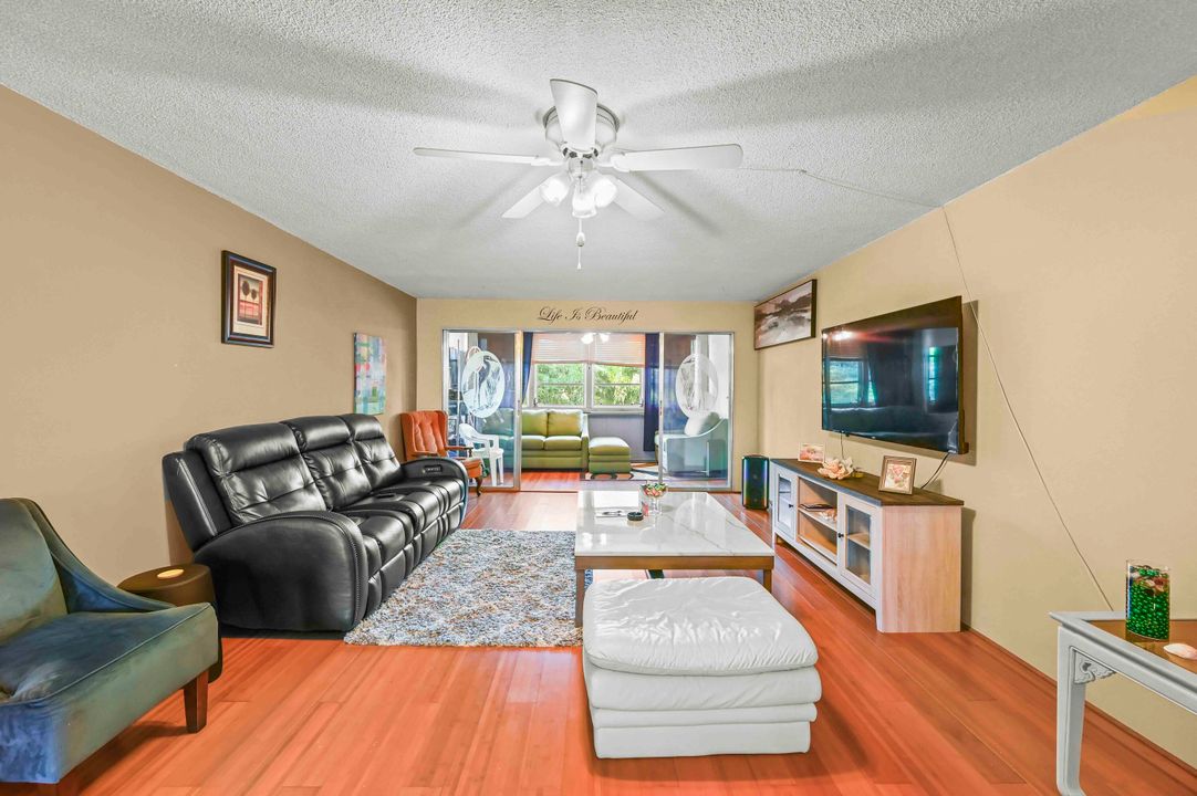 На продажу: $114,900 (2 спален, 2 ванн, 1272 Квадратных фут)