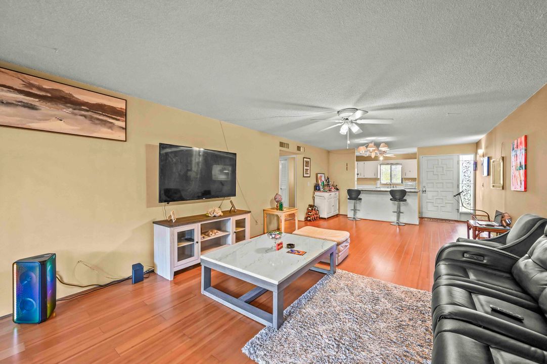 На продажу: $114,900 (2 спален, 2 ванн, 1272 Квадратных фут)