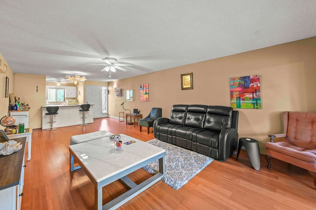 На продажу: $114,900 (2 спален, 2 ванн, 1272 Квадратных фут)