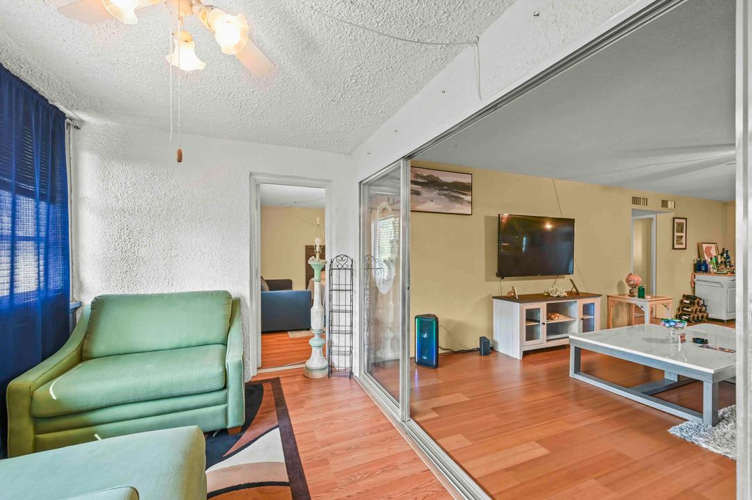 На продажу: $114,900 (2 спален, 2 ванн, 1272 Квадратных фут)