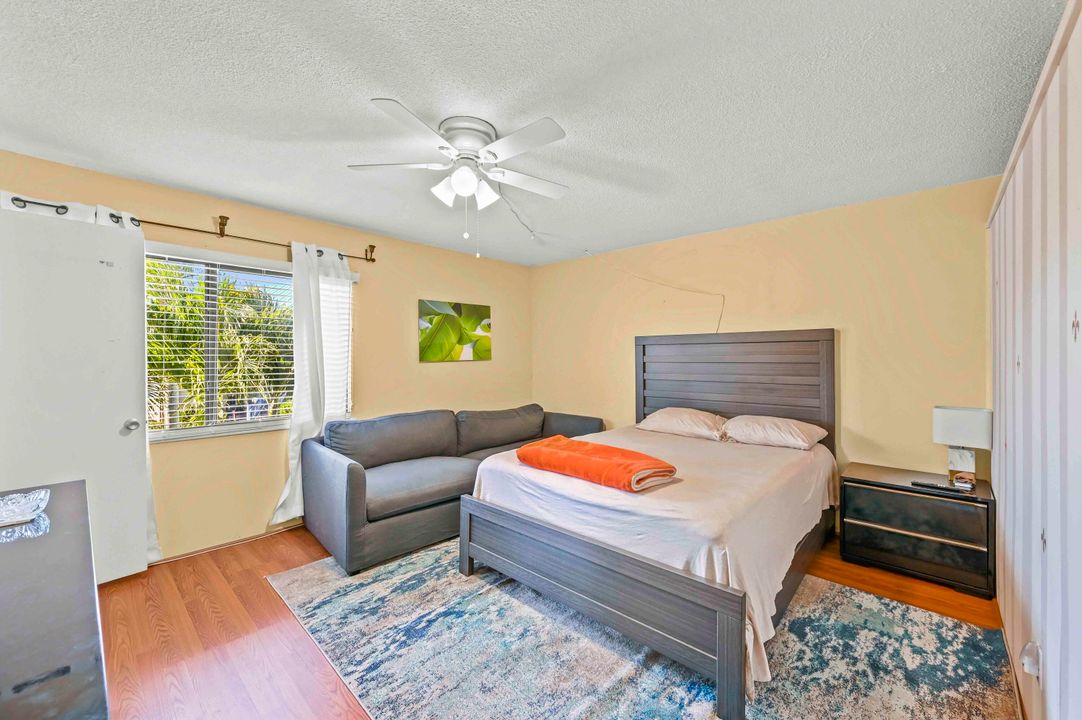 На продажу: $114,900 (2 спален, 2 ванн, 1272 Квадратных фут)