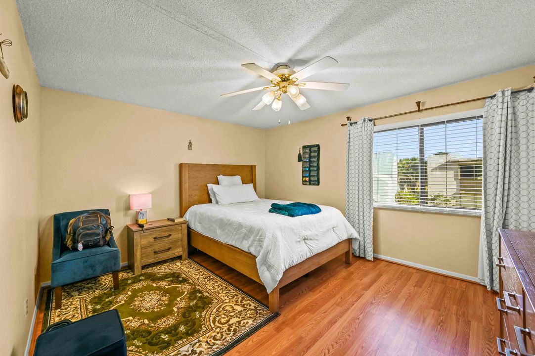 На продажу: $114,900 (2 спален, 2 ванн, 1272 Квадратных фут)