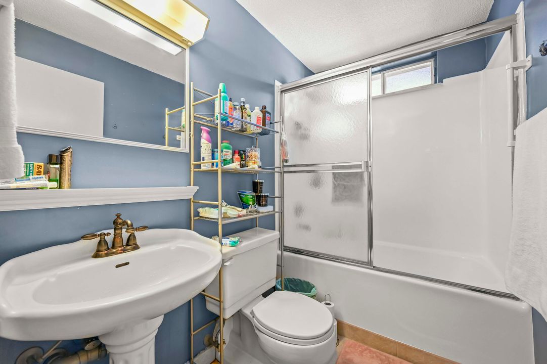 На продажу: $114,900 (2 спален, 2 ванн, 1272 Квадратных фут)