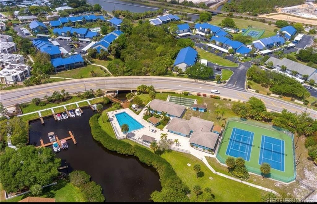 На продажу: $114,900 (2 спален, 2 ванн, 1272 Квадратных фут)