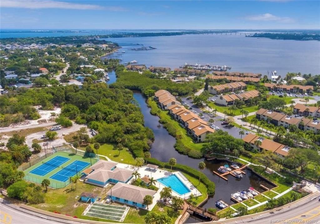 На продажу: $114,900 (2 спален, 2 ванн, 1272 Квадратных фут)