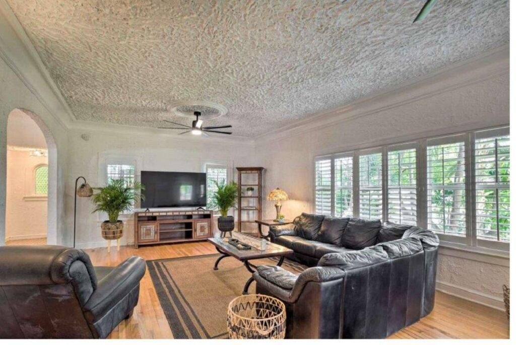 For Sale: $1,499,000 (3 beds, 2 baths, 4104 Square Feet)